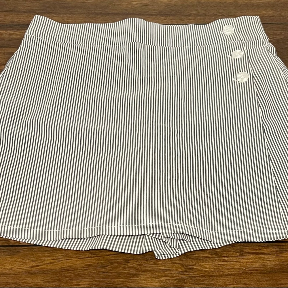 Seersucker style Black & White skort-Like new-Counterparts-Size Medium.